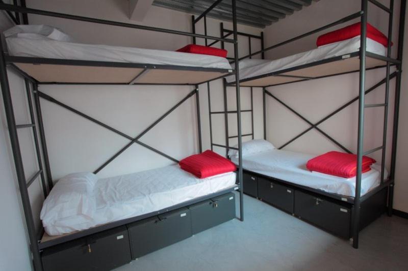 Traveller Box Hostel Sevilla Bagian luar foto
