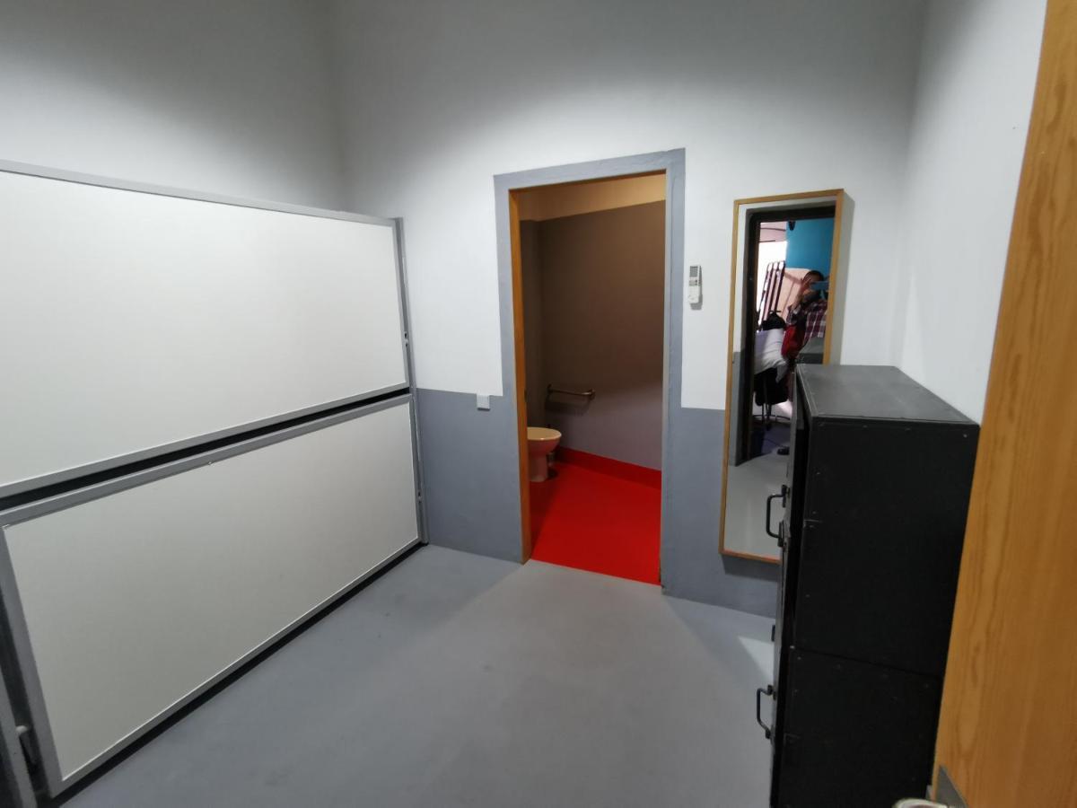 Traveller Box Hostel Sevilla Bagian luar foto