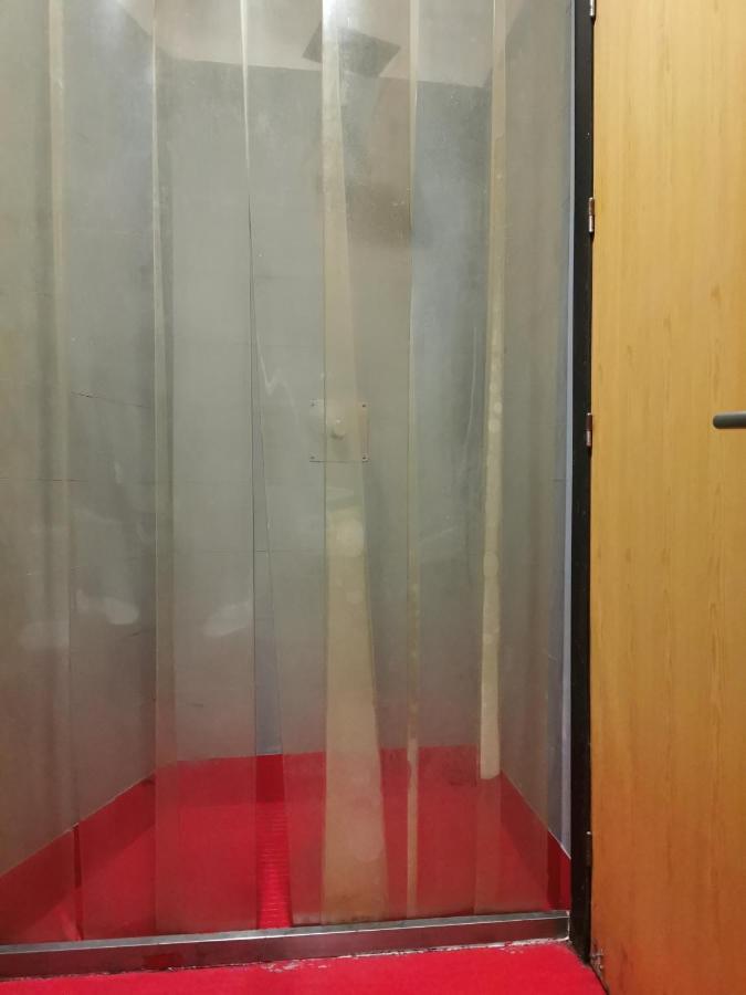 Traveller Box Hostel Sevilla Bagian luar foto