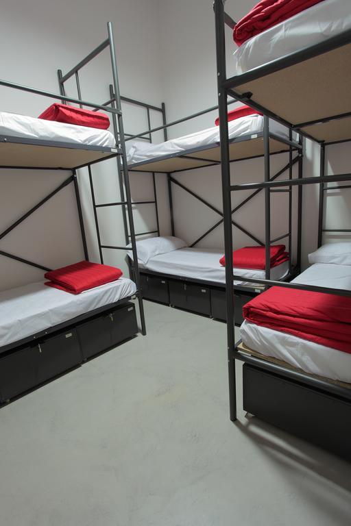 Traveller Box Hostel Sevilla Bagian luar foto
