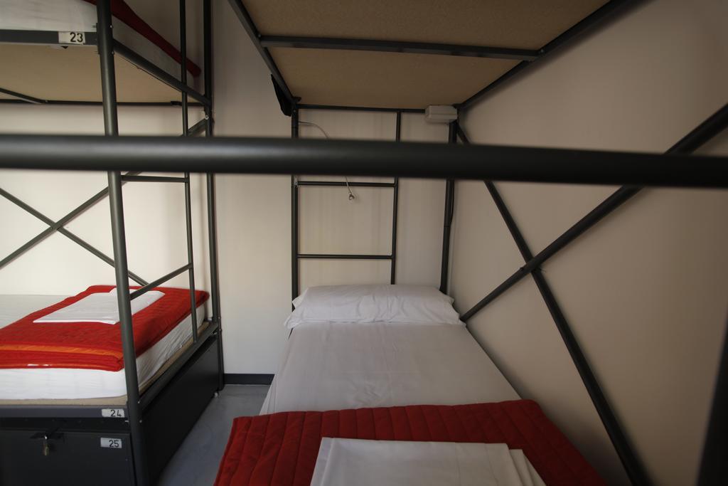 Traveller Box Hostel Sevilla Bagian luar foto