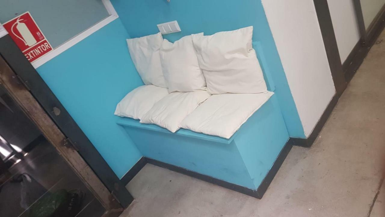 Traveller Box Hostel Sevilla Bagian luar foto